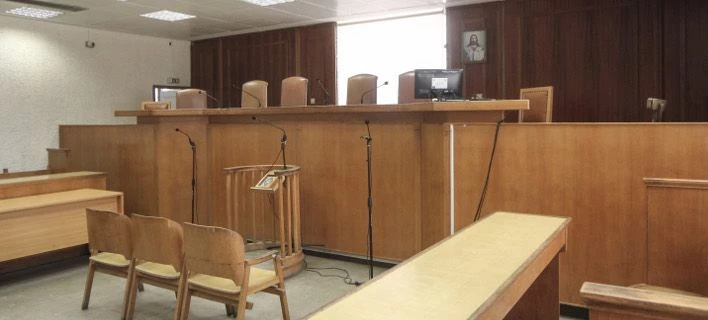 Ανδρας των ΜΑΤ ένοχος για τραυματισμό διαδηλωτή -«Επεφταν σαν κατσίκια στις ασπίδες», απολογήθηκε